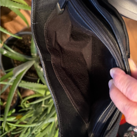 Etienne Aigner Vintage Black Leather Shoulder Bag VGUC Brushed Brass Hardware - Picture 11 of 13